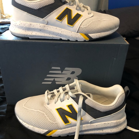 New Balance Gym Shoes - Picture 2 of 4